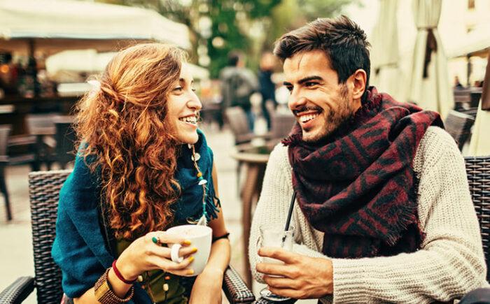 мужчина и женщина пьют чай