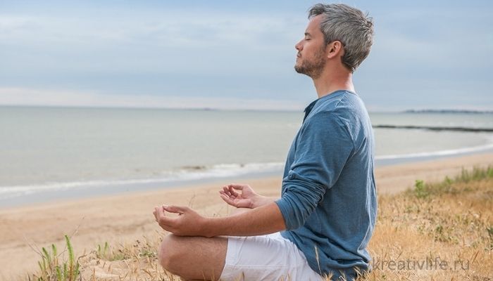 Спокойствие, осознанность и умиротворение, мужчина медитирует