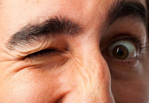 Что означает подмигивание глазом мужчиной. Что означает подмигивающий глаз: психология