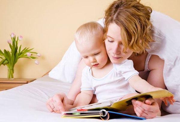 Мама с ребенком рассматривают книжку