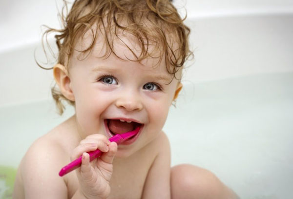 Ребенок сам чистит зубы